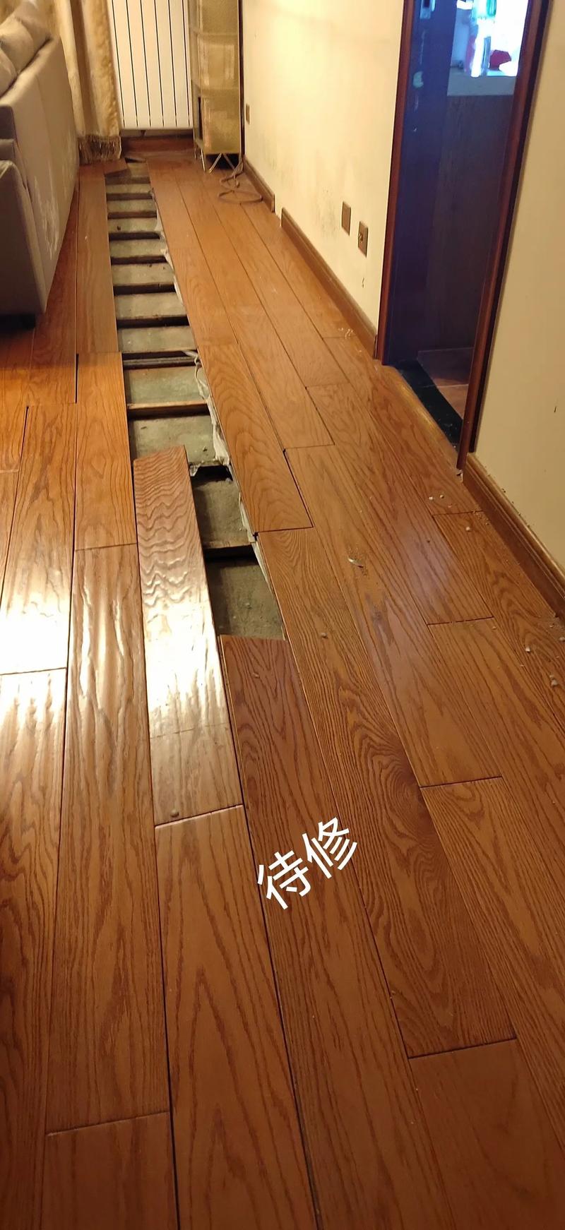 地板大面积起翘鼓起施工现场维修