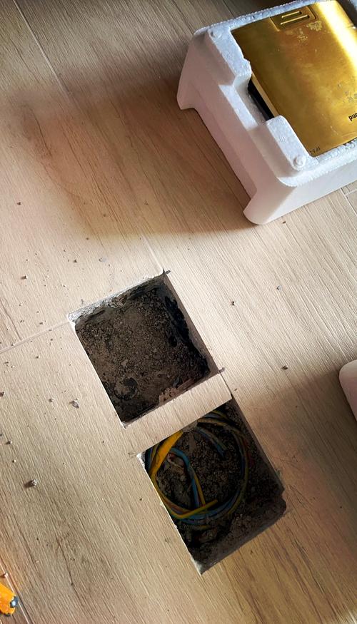 家长蹲在地面30厘米高度排查儿童房插座隐患的实拍图