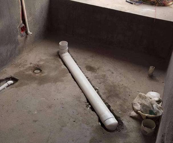 装修工人安装马桶移位器现场施工示意图