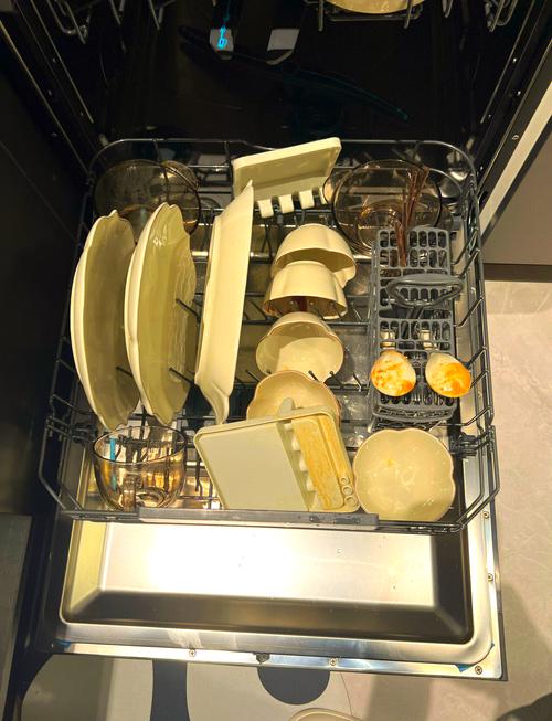 家用洗碗机内部高温水流冲洗碗碟特写