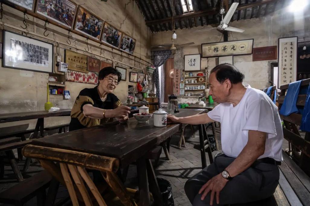 老街巷口茶摊法律咨询聊天场景