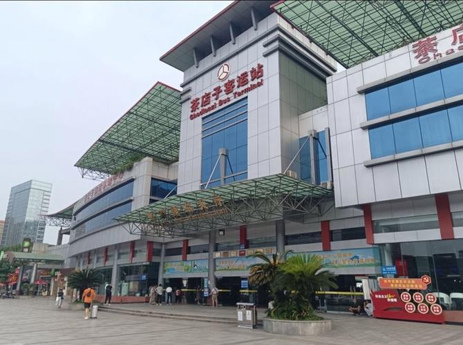 茶店子客运站破旧的大巴