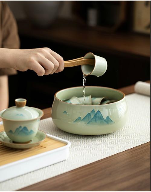 户外出行随身带的陶瓷茶缸装淡茶水
