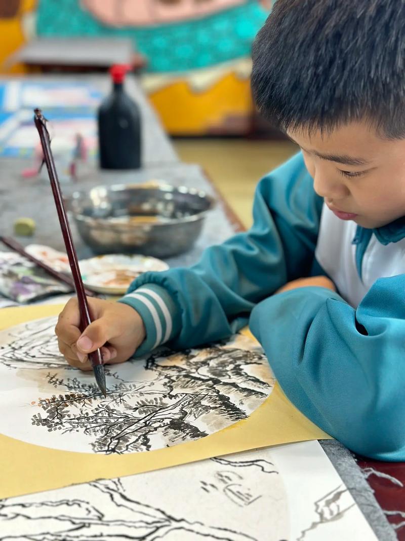 小学国画社团孩子握旧国画毛笔场景