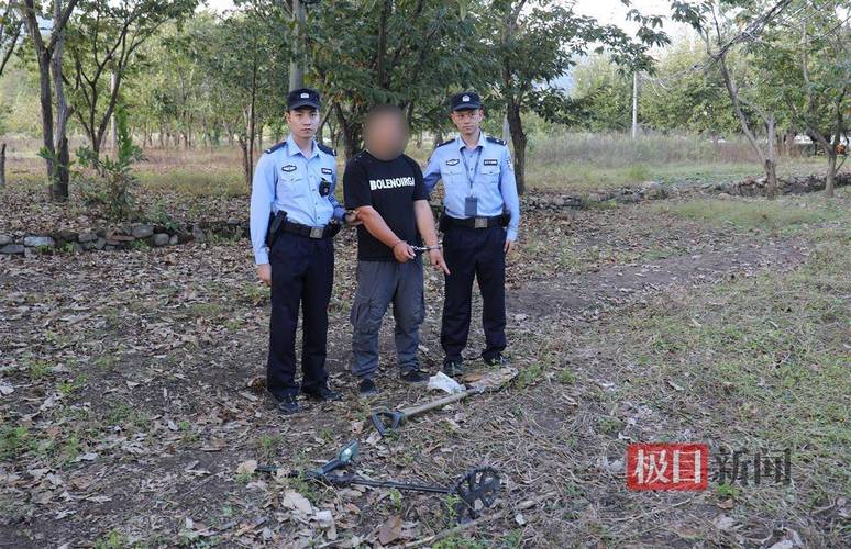 手持金属探测器野外探宝被民警制止现场