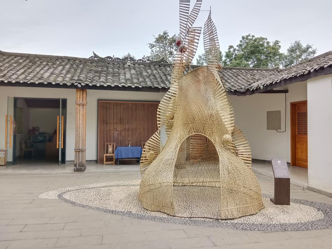 崇州道明镇夯土房与竹编
