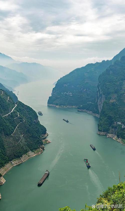 河水流走了船,流不走香
