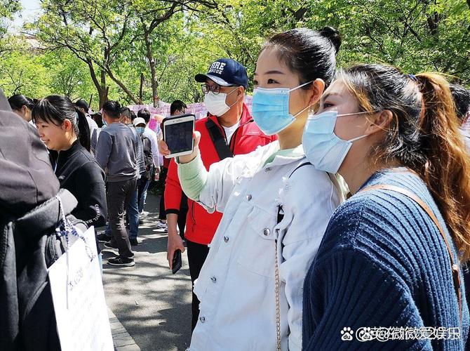 春季戴口罩户外散步的花粉过敏人群