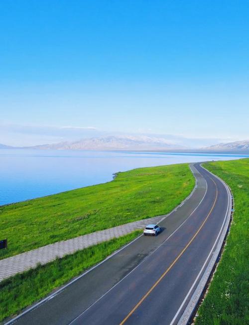 连霍高速旁赛里木湖远景公路景观
