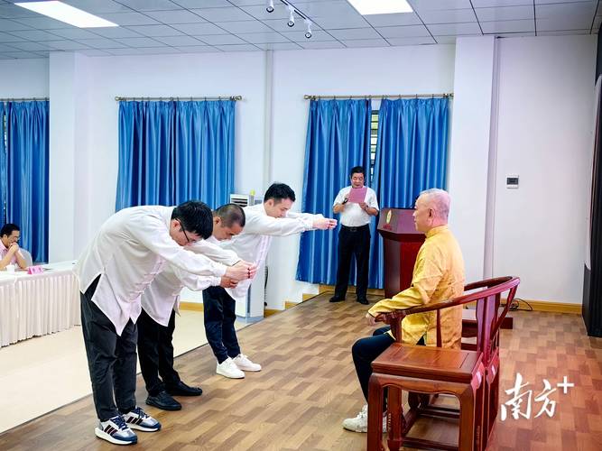背影里的传承:师徒之间的手语