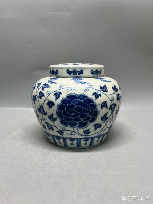 清代民窑青花缠枝纹小瓷罐实物图