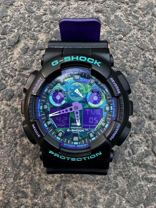 男士手腕佩戴G-Shock手表对比智能手表