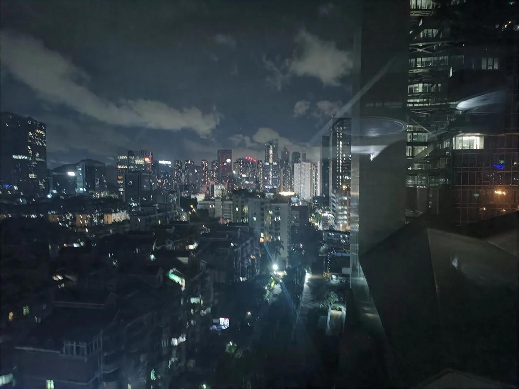 深夜办公室窗外俯瞰城市夜景