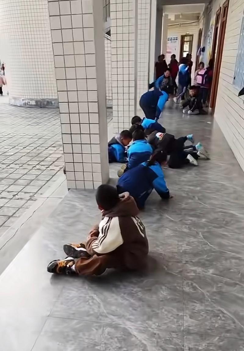 小学三年级课间同学闹矛盾蹲在走廊的真实场景