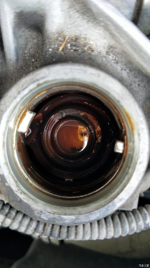 汽修工位上拆开的机油集滤器油泥堵塞实拍