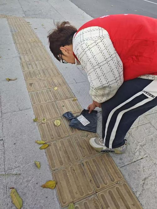 大学生科技节盲道障碍物提醒手环展示现场图