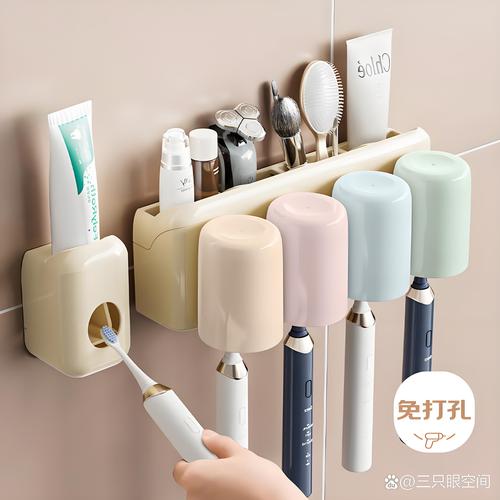 多款不同品牌的牙膏排放在洗手台,牙刷架背景