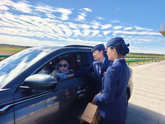 高速服务区驾车间隙司机活动身体