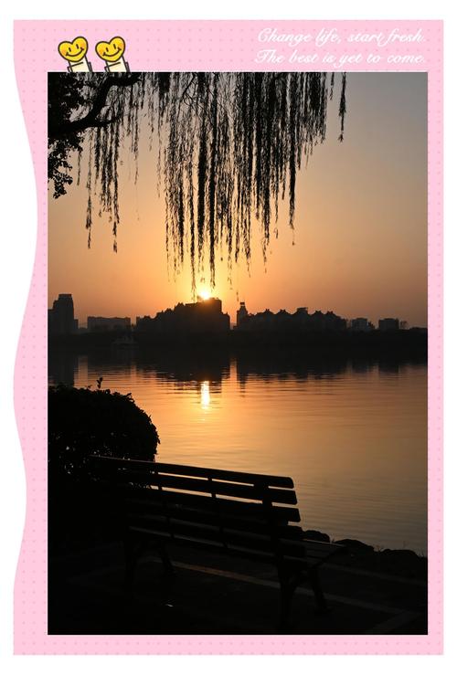 公园老旧秋千架夕阳余晖