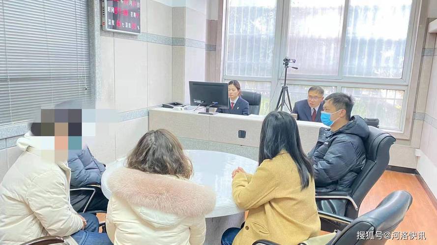 刑事辩护律师查阅同步录音录像工作场景
