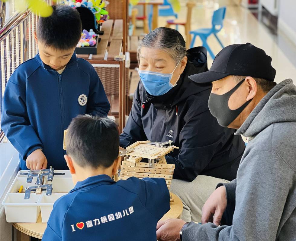 祖孙一起拼积木的社区助老服务场景
