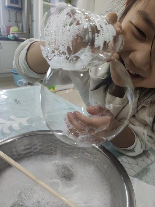小学生在家用盐水泡鸭皮做小实验场景
