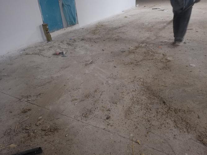 装修工地水泥受潮结块堆积库房检查图