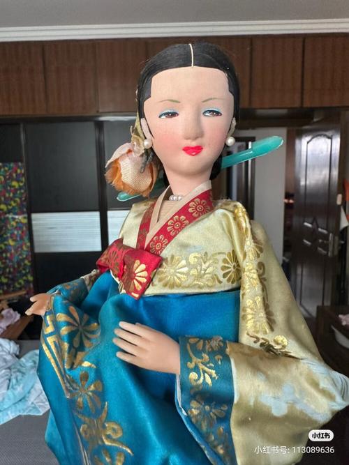 九十年代制作的老北京绢人穿布拉吉麻花辫形象
