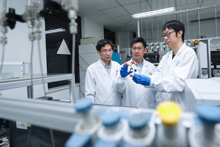 新型研发机构内部，多学科团队进行技术研讨