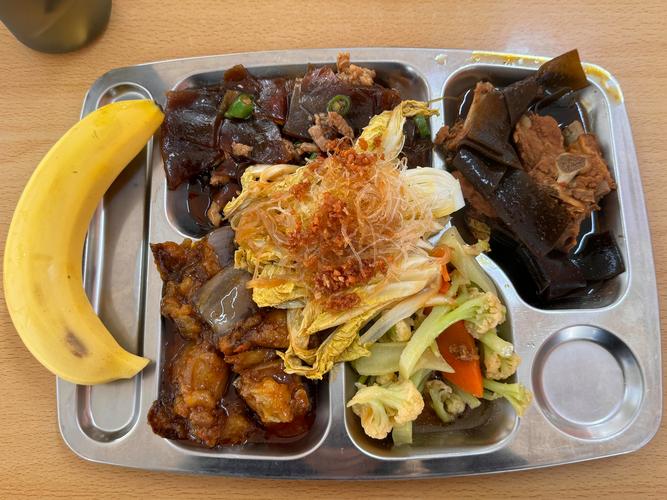 某事业单位食堂丰盛午餐场景