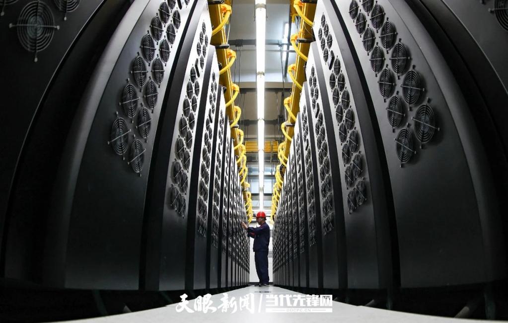 贵州贵安全液冷智算中心服务器集群实拍图