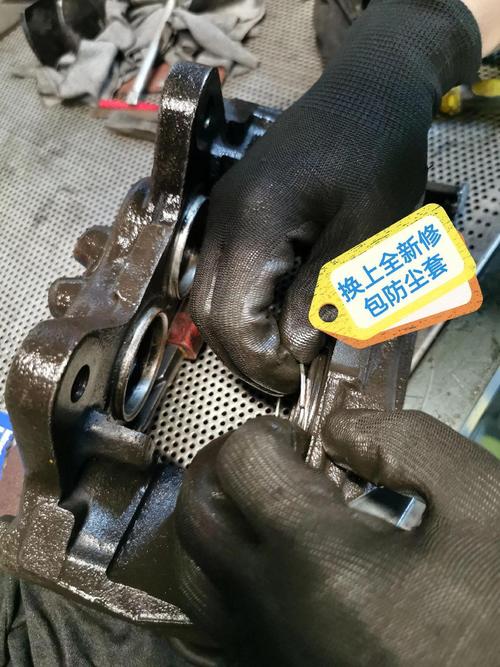 维修师傅用游标卡尺测量刹车分泵活塞间隙