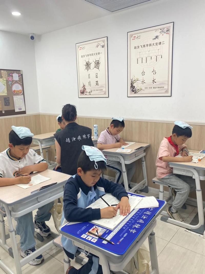 幼儿园孩子努力握笔写字的特写，手指歪斜，表情痛苦
