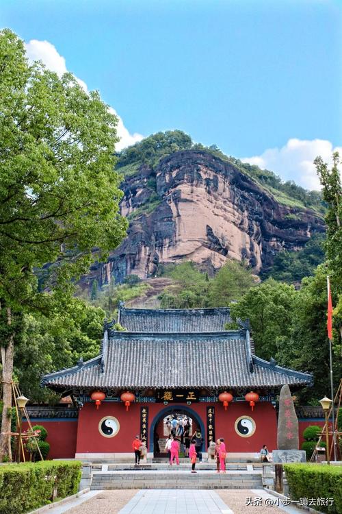 江西鹰潭龙虎山仙水岩丹霞悬棺景观