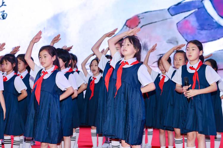 少儿口才班孩子集体背诵表演场景