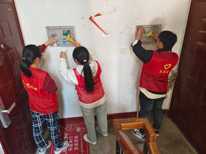 中学生志愿服务清理社区小广告