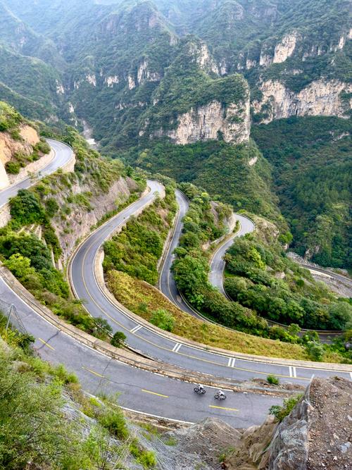 近郊旅游盘山路骑行沿途风景