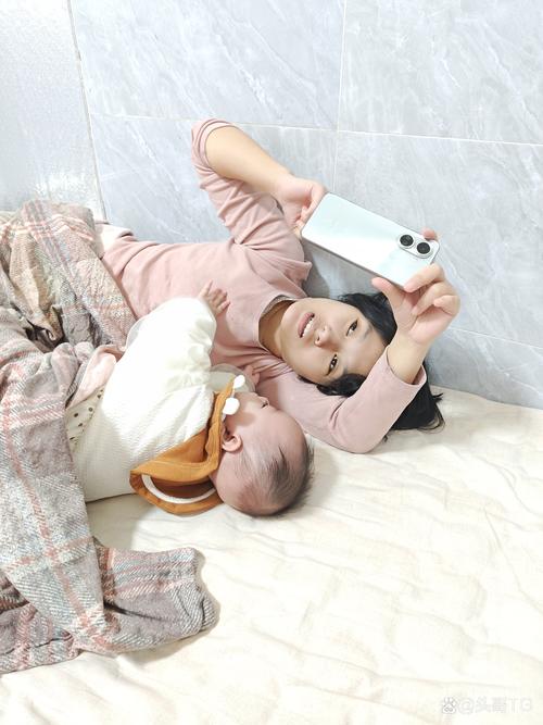 妈妈坐在沙发上看着手机小孩站在旁边欲言又止