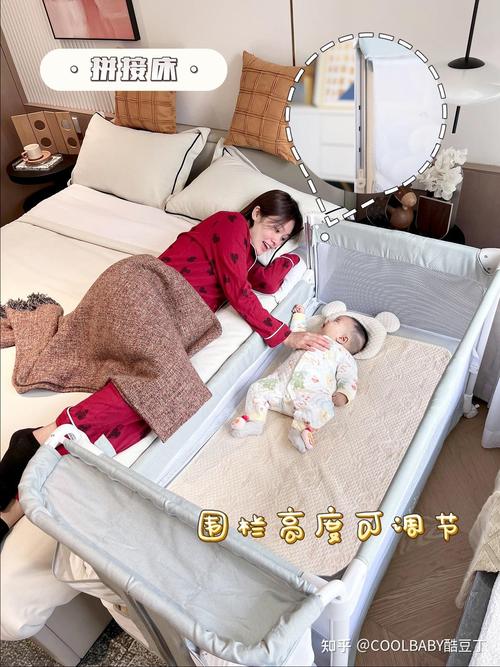 新手爸爸隔着婴儿床栏杆轻按宝宝胳膊哄睡实拍图