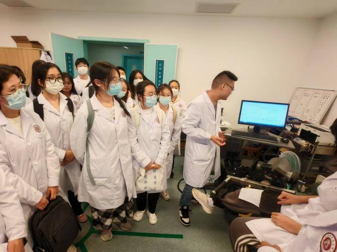 高中学生职业体验活动在医院参观手术室