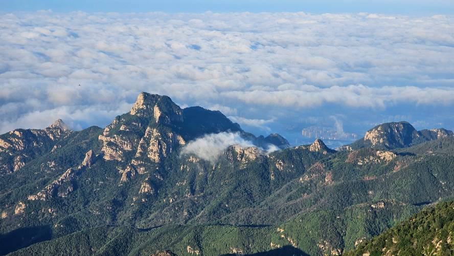 泰山山顶俯瞰大气分层实景图
