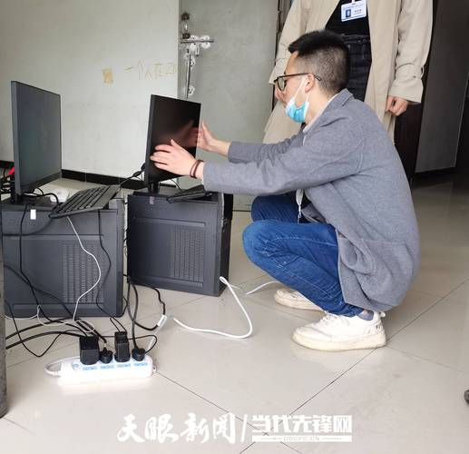 乡村中学器材室落灰的捐赠智能平板