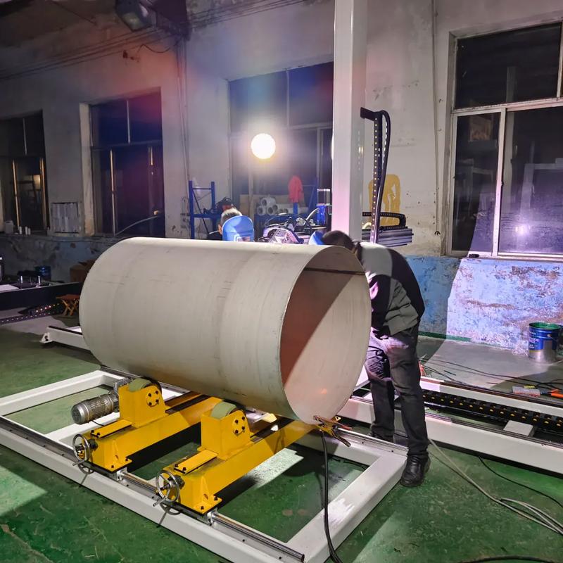 制胶设备厂家加工车间不锈钢罐体焊接现场