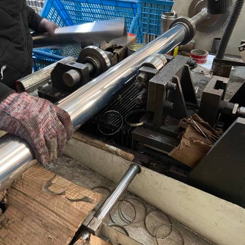 工程车液压油缸杆滚压光整加工现场