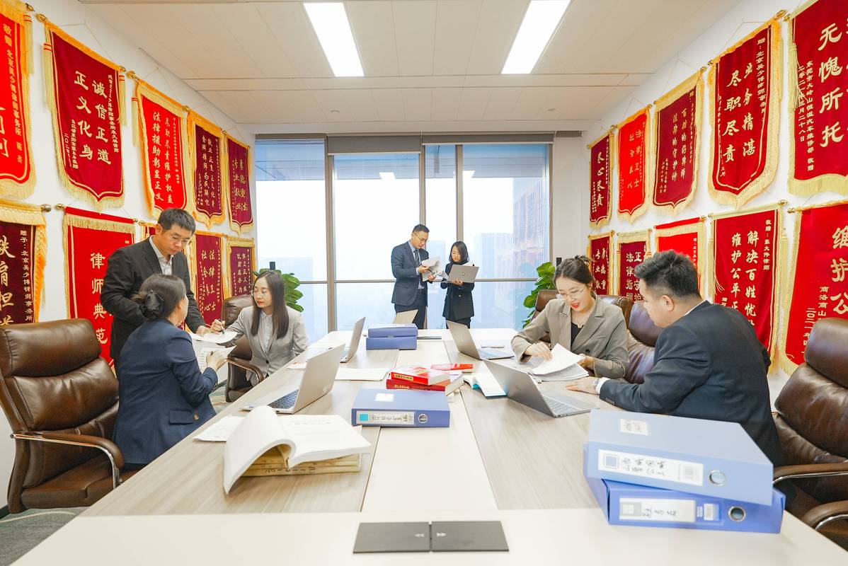 客户在律所与律师沟通房产纠纷案情
