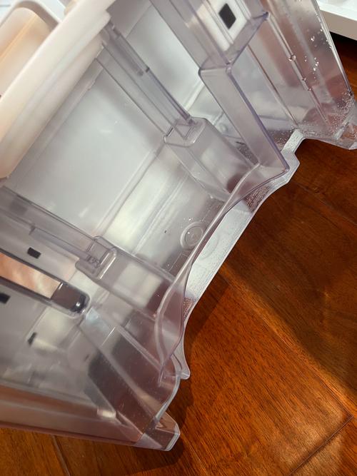 家用除湿机接满水的透明水箱特写
