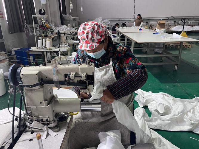 中型除尘设备厂家生产车间滤袋组装工位