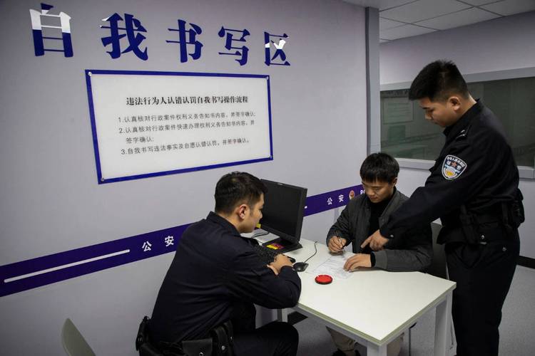 派出所询问笔录签字现场实拍图