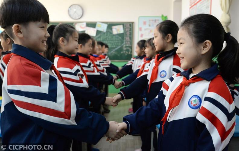 小学生课堂握手和解特写镜头