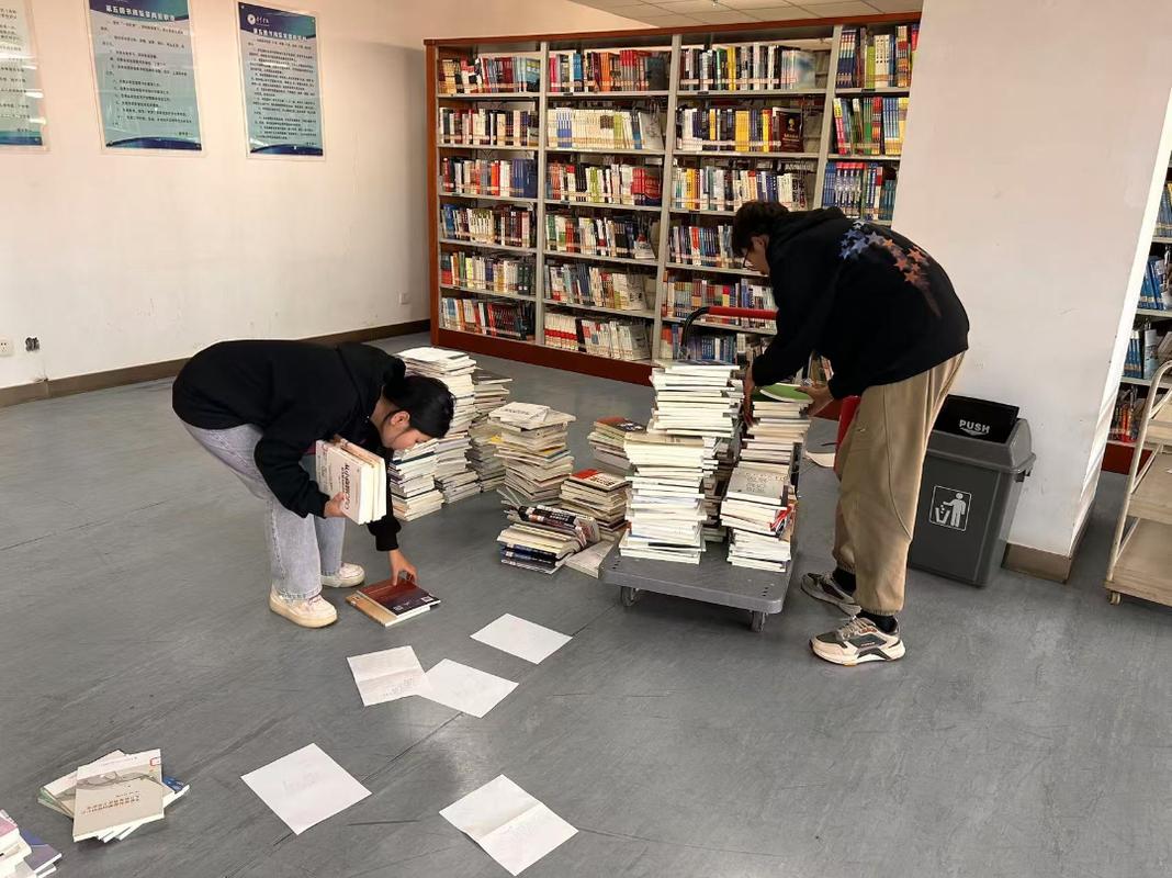 学生在图书馆迷茫地面对专业书籍